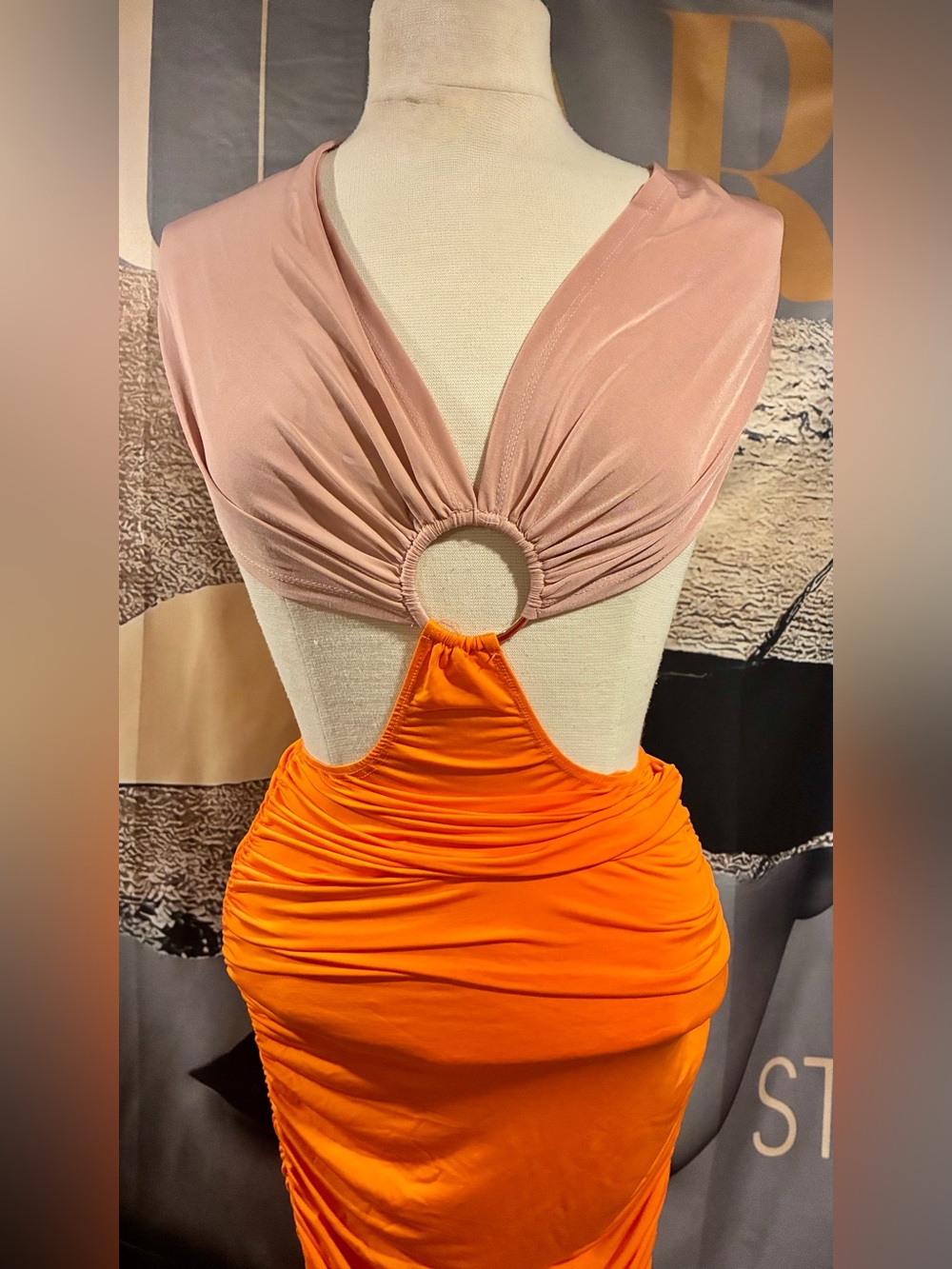 Colorblock Pink and Orange Cutout Bodycon Dress.
Can fit up to xl
